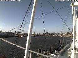 Der Blick vom Schiff auf den Hamburger Hafen zeigt einen spannenden Ausblick.